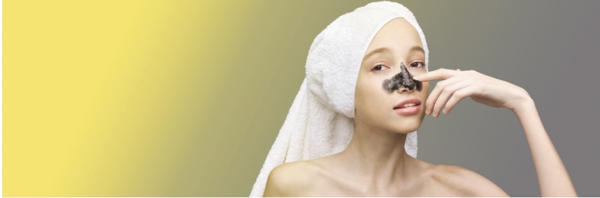 毛穴が気になって、毛穴パックをしている女性