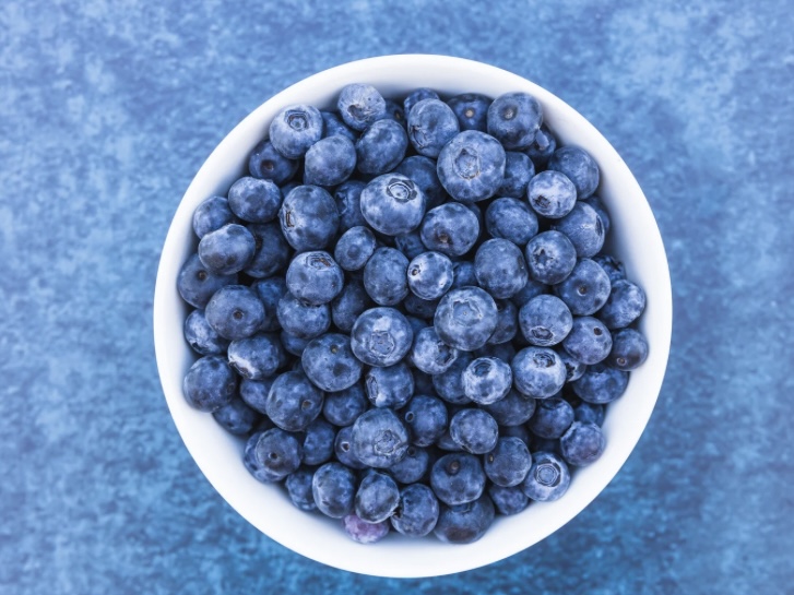 アンチエイジングの代表と言ってもいい果物のブルーベリー。
色鮮やかで、みずみずしく、明るい未来をイメージ。