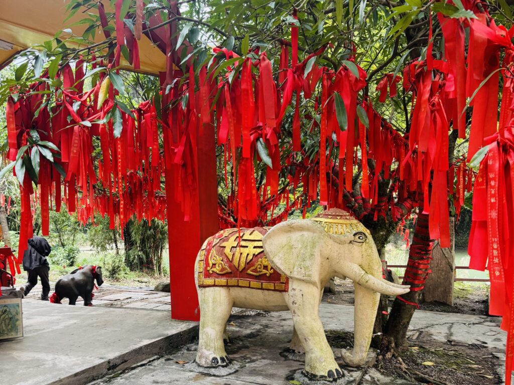 祈願布と守護動物
