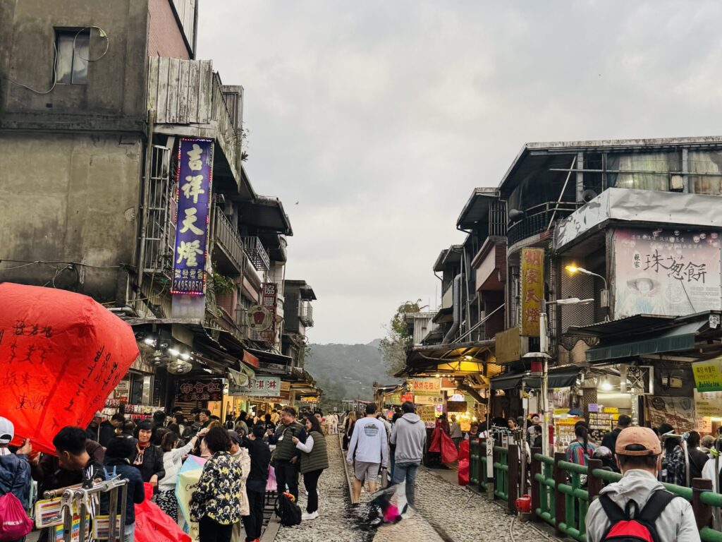 十分老街の線路沿いの店
