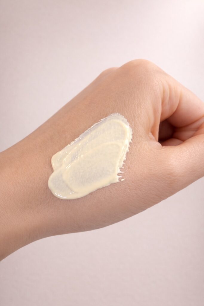 キュレルスキンリペアUVを手に出して伸ばした画像