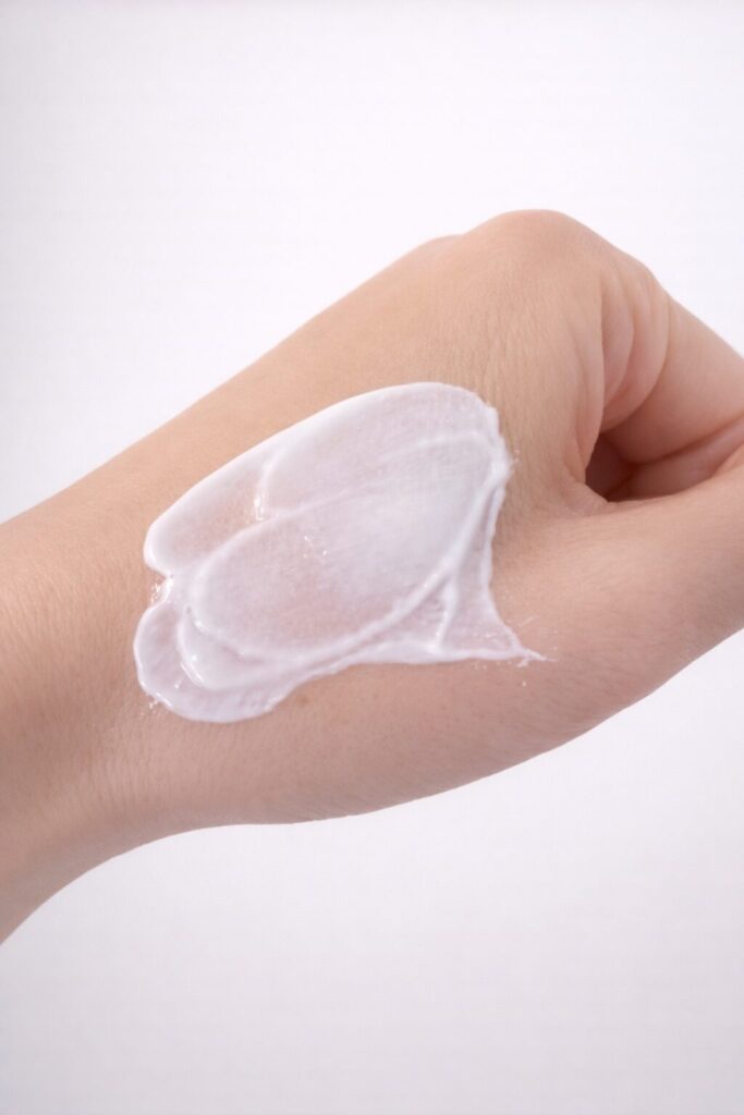 アリーを手の甲に伸ばした画像