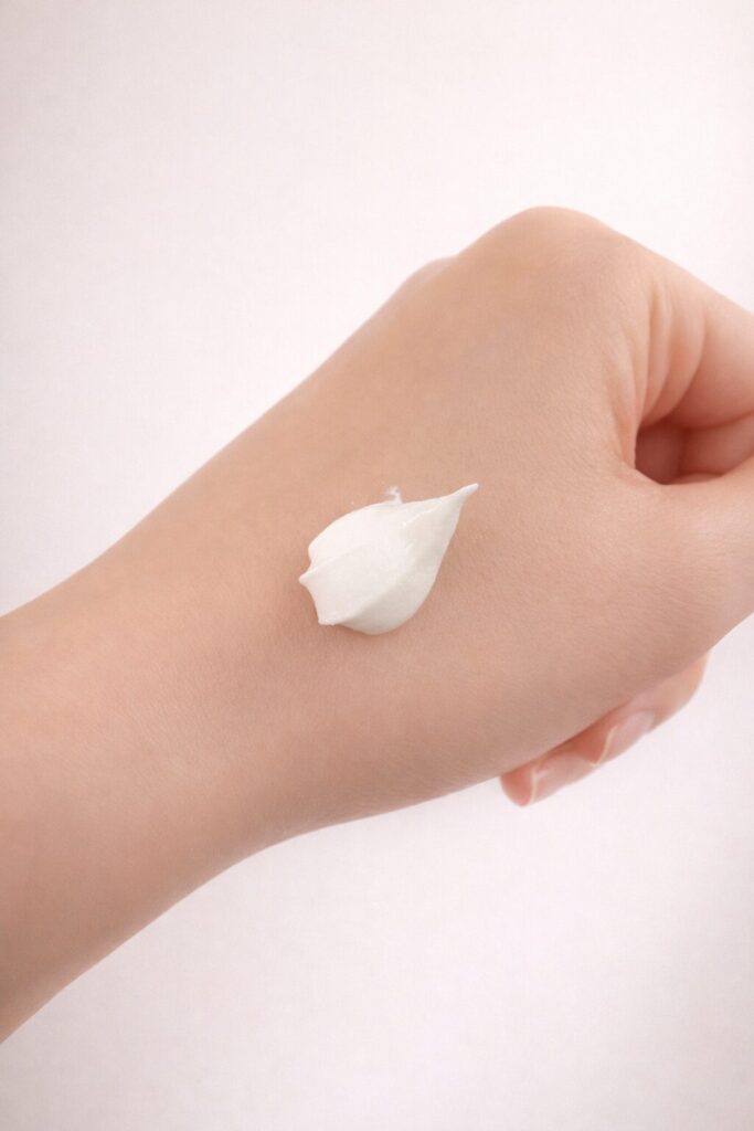 ビオレアクアリッチ呼吸感UVを手の甲に出した画像