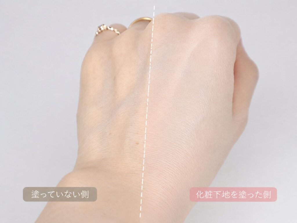 アリィー クロノビューティ フラットスムースフィルターUVを手の甲に伸ばして、広げた画像