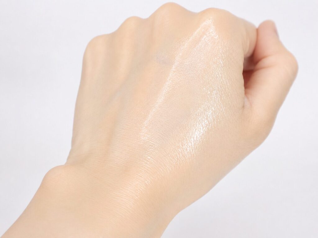エムキュアダーマPDセラム2を手の甲に出した画像