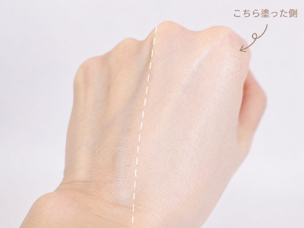 ミノンアミノモイストブライトアップベースUVを手の甲の右側に伸ばした写真