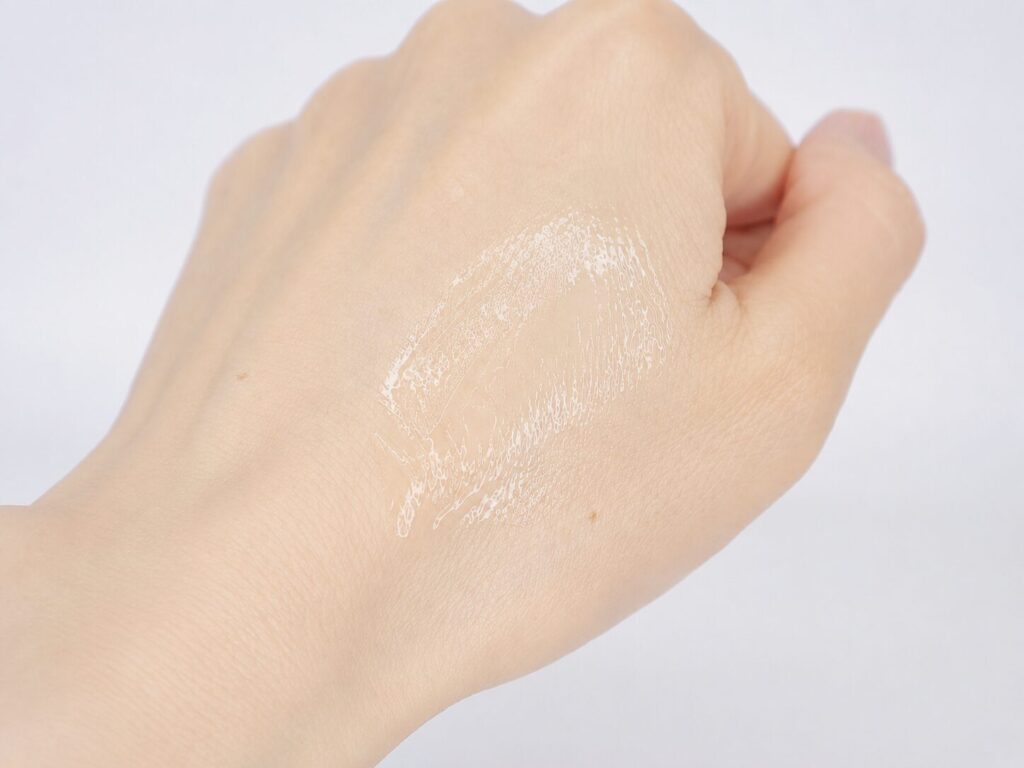 ETVOS バランシングVCクリアエッセンスを手の甲に伸ばした写真