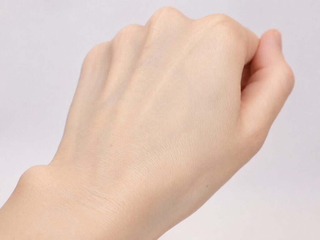 MQURE derma× ハイドロローションを手の甲に伸ばした写真