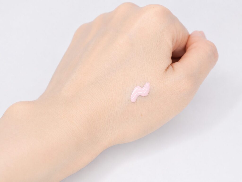 UV コンフォート トーンアップCC 10 lavender roseを手の甲に乗せた写真