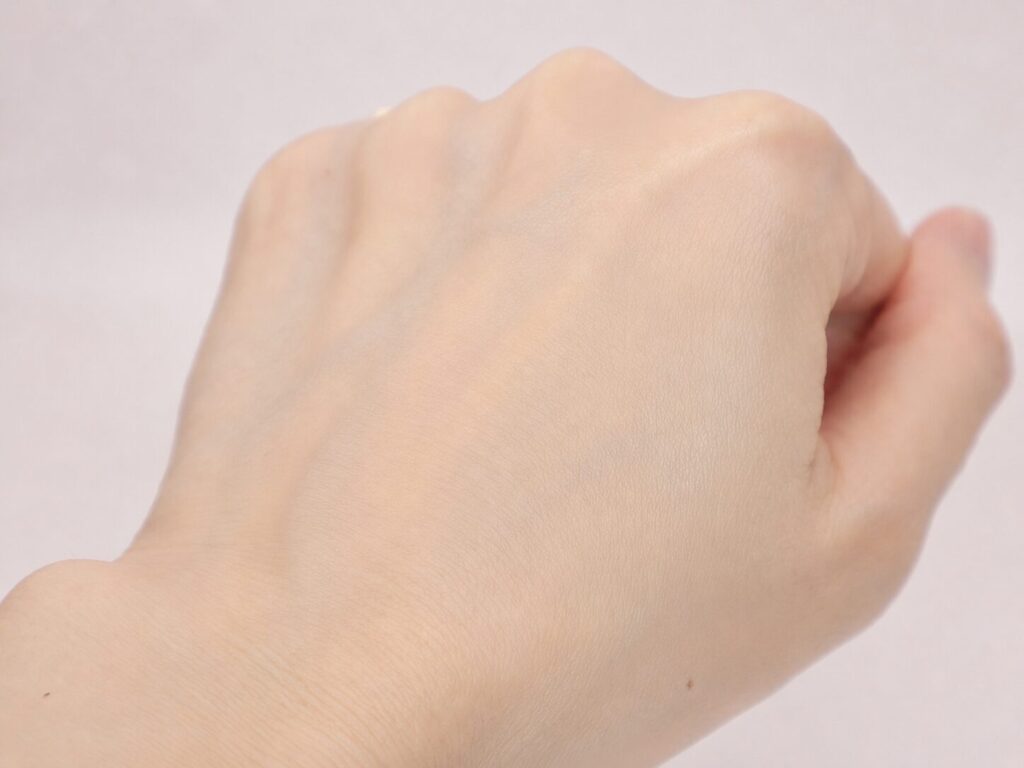 アネッサ パーフェクトUV スキンケアミルクNAを手の甲に伸ばした画像