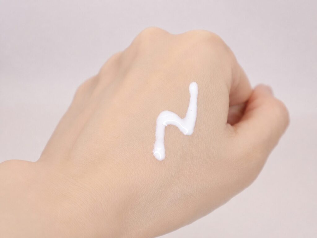 アネッサ パーフェクトUV スキンケアミルクNAを手の甲に出した画像