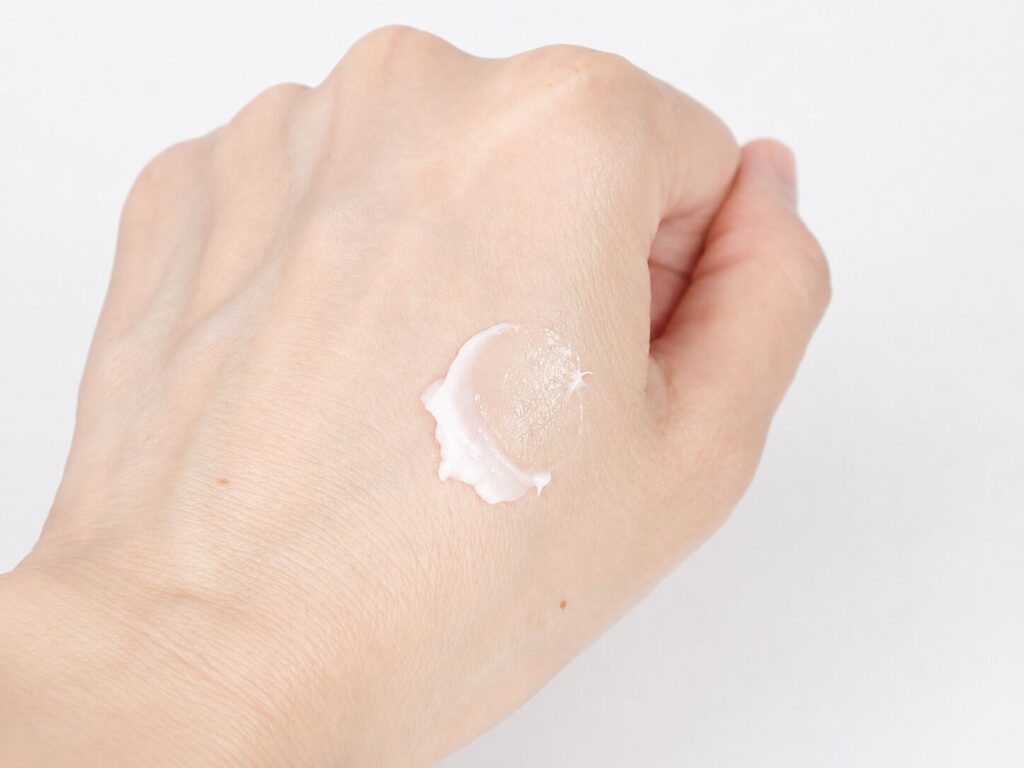 MQURE derma× PDクリームを手の甲に出した画像です
