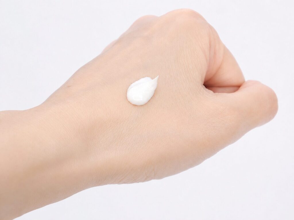 suisai ビューティクリア ペーストウォッシュを手の甲に出した画像